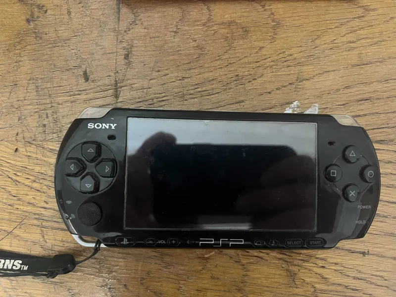 продам SONY PSP 3004 в отличном состоянии — фото 1