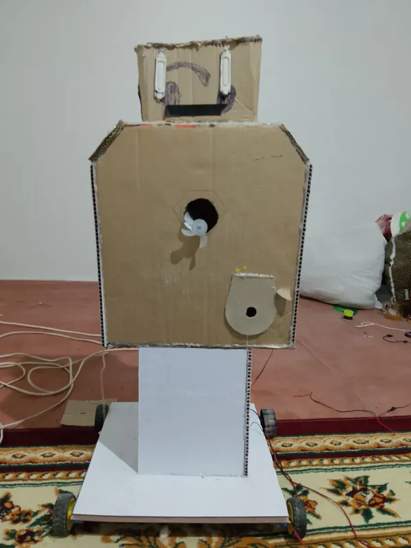 qulda yasalgan robot kartondan