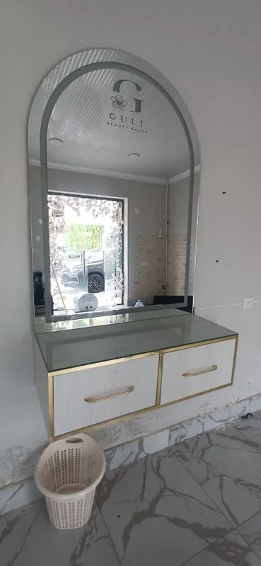 Guzallik salon uchun oyna va ish stoli 2 ta bor — фото 1