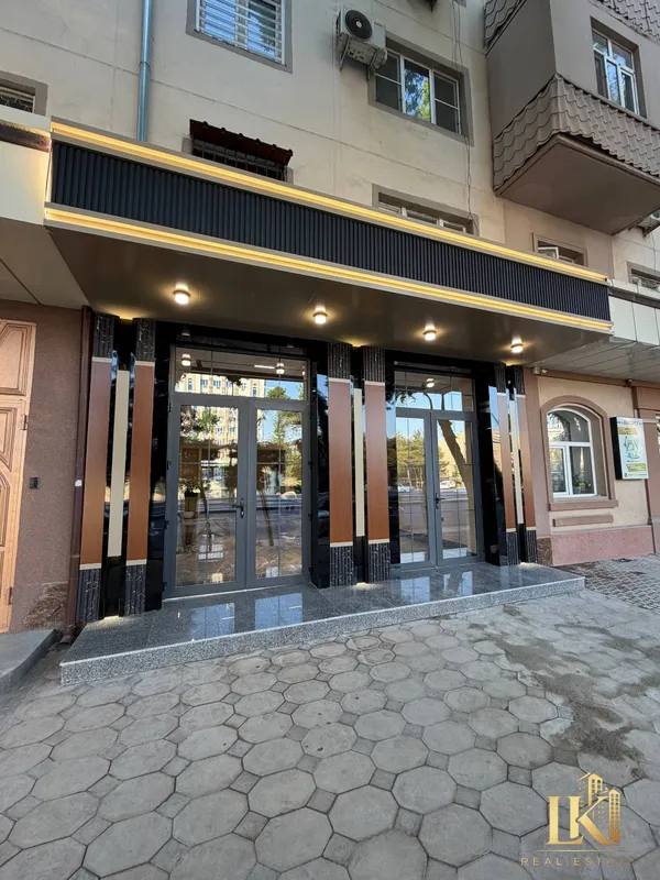 Стильное нежилое помещение с новым евроремонтом на первой линии вдоль дороги, парковка на 3–4 авто — фото 1