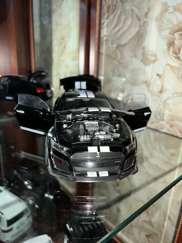 Коллекционные модели Mustang Pagani Huayra Mercede 8