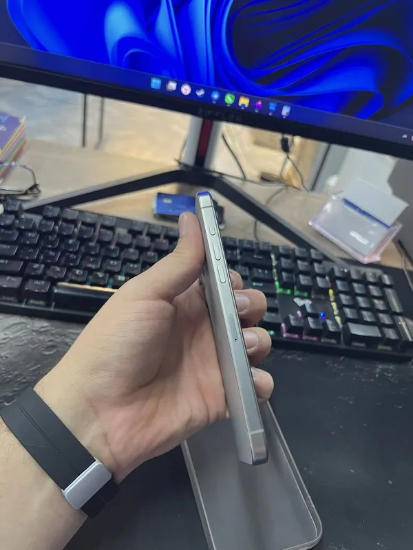 Iphone 15 pro max SROCHNA!!! 5