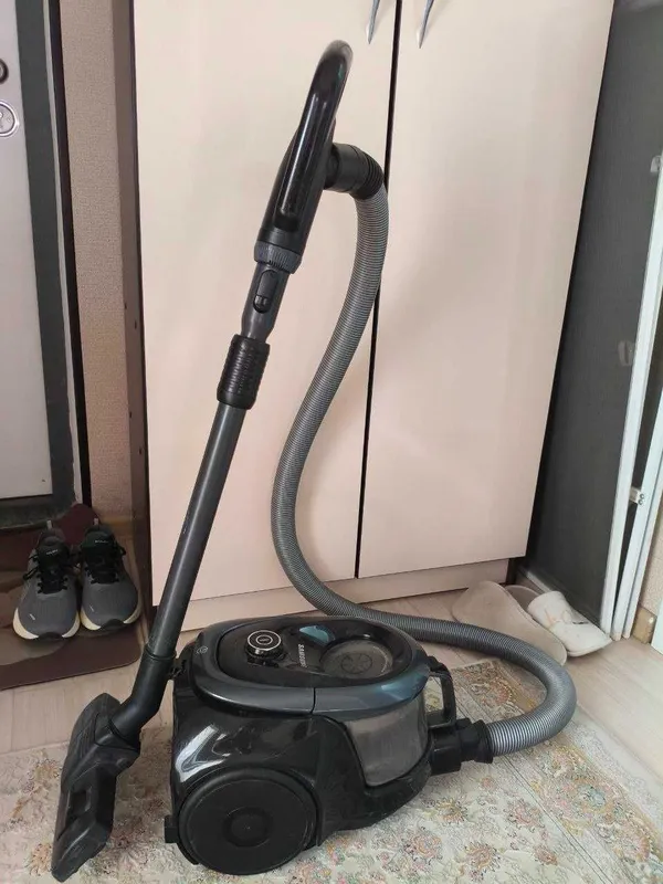 Turbinasi va qulay chang idishi bor Samsung changyutgichi, arzon Turbinasi va qulay chang idishi bor Samsung changyutgichi, arzon