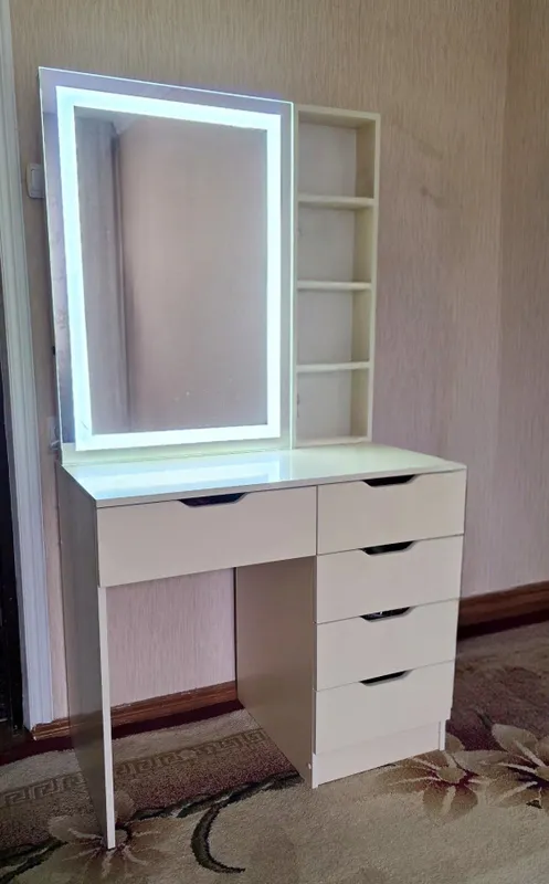 Гримерный столик с подсветкой