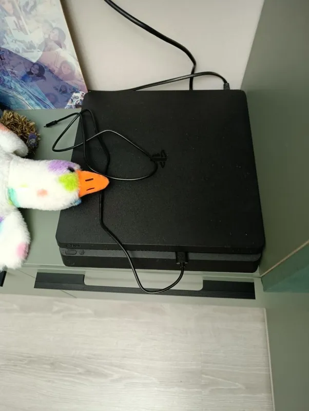 Playstation 4 в хорошем состоянии с подпиской плюс
