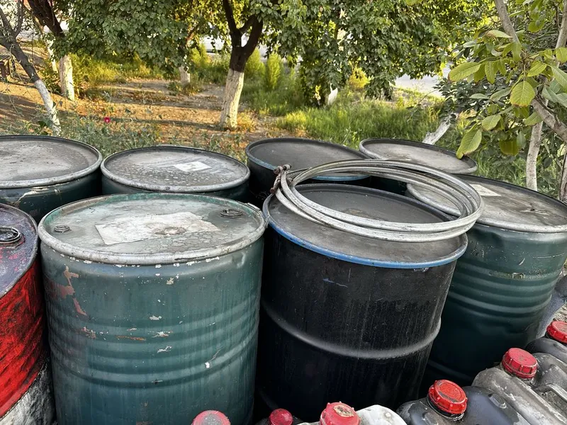Bochka 1 t kubik 200 L temir ogʻzi ochiq moydan boʻshagan butun xolada 4 Bochka 1 t kubik 200 L temir ogʻzi ochiq moydan boʻshagan butun xolada 4