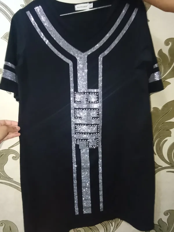 "Qora tunika, kumush kristall bezak bilan" 1
