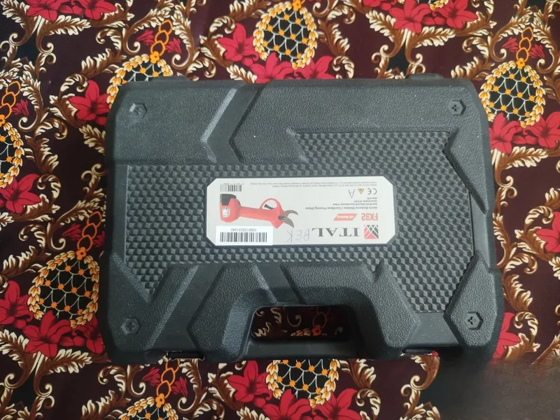 ITAL elektr sekator 3 ta akkumulyator bilan 1 ITAL elektr sekator 3 ta akkumulyator bilan 1