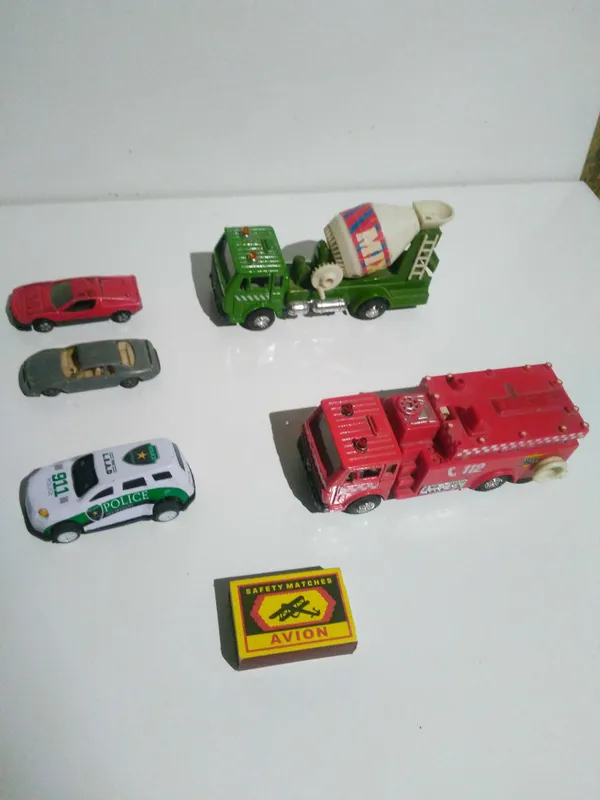 Продам машинки игрушечные