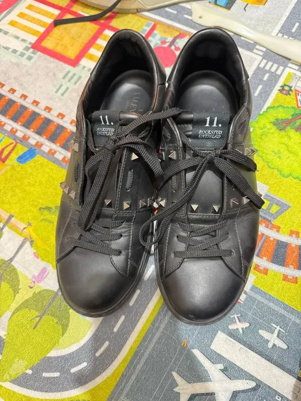 Buzoq terisidan tikilgan Valentino Garavani Rockstud krossovka. 2 Buzoq terisidan tikilgan Valentino Garavani Rockstud krossovka. 2
