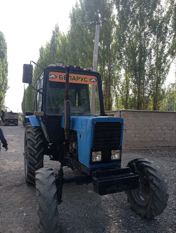 Belarus traktor sotiladi
