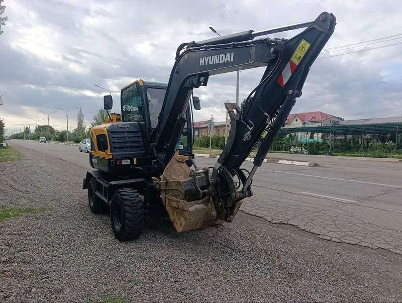 Hyundai HW 60A mini ekskavator sotiladi Mini ekskavator sotiladi 1