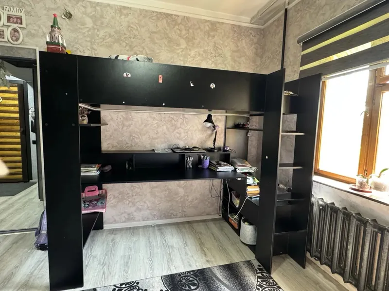 Продам кровать со столом 1 Продам кровать со столом 1