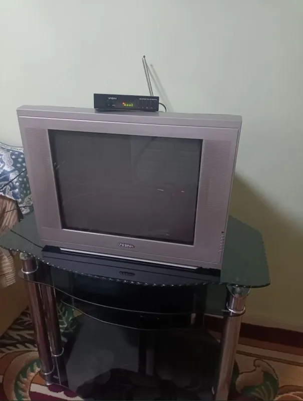Televizor, tuner, podstavka 2 Televizor, tuner, podstavka 2