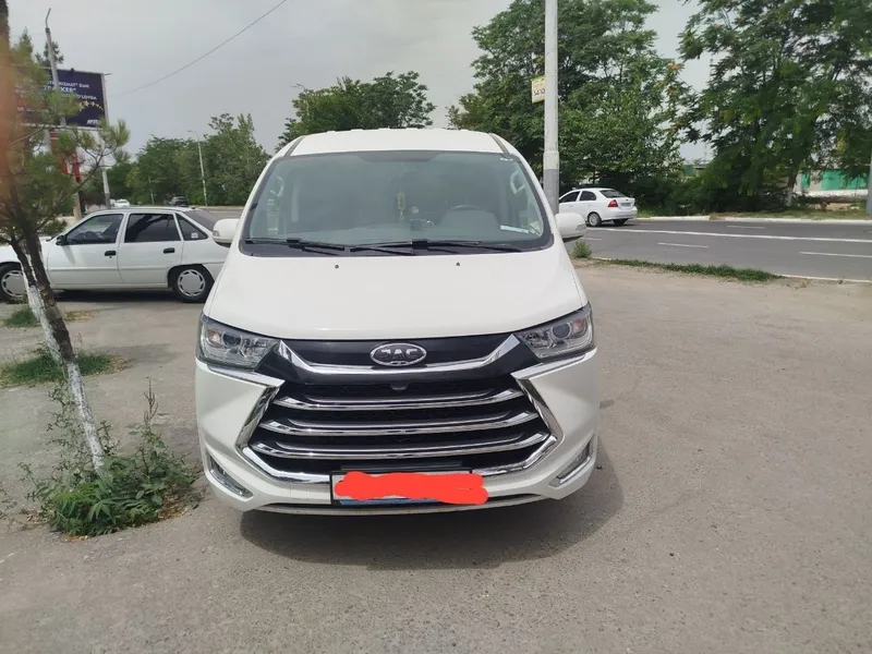 JAC M4 Avtomobil