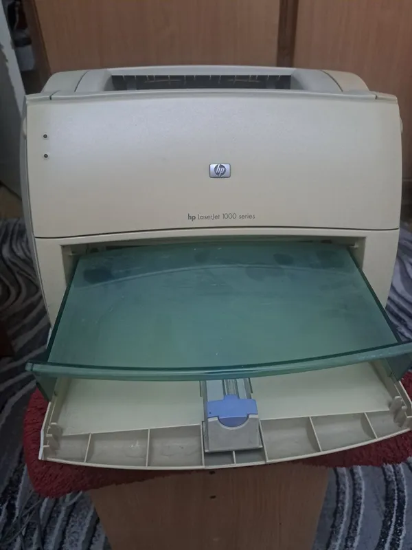 Продаётся принтер hp LaserJet 1000 series 1