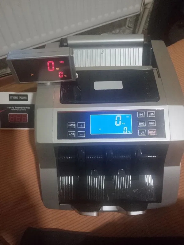 Pul sanaydigan aparat soxta pulni anilab beradi Pul sanaydigan aparat soxta pulni anilab beradi