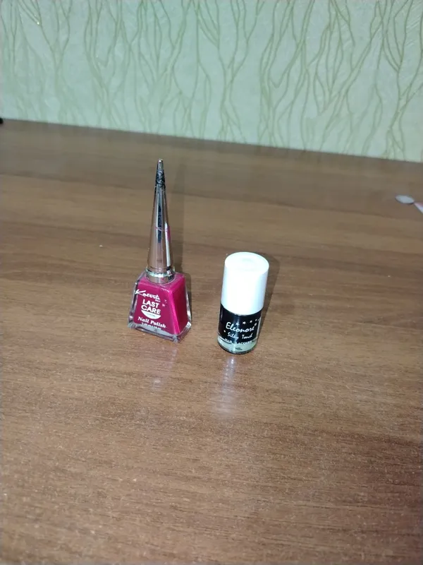 Продаётся лак для ноктей в чёрном и красных цветах. Продаётся лак для ноктей в чёрном и красных цветах.