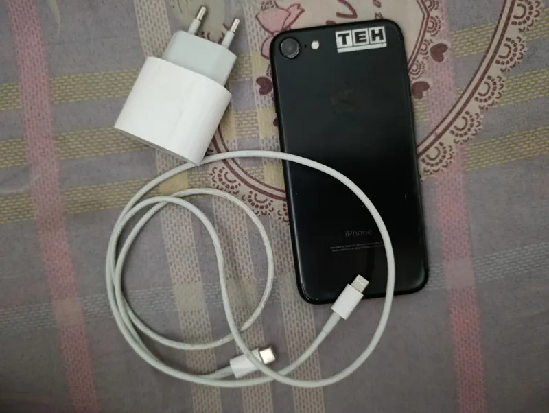 iPhone 7 продаётся с зарядником и чехлом. 1