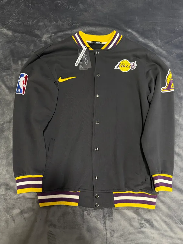 Lakers bomber kurtkasi, o‘lcham XL 2 Lakers bomber kurtkasi, o‘lcham XL 2