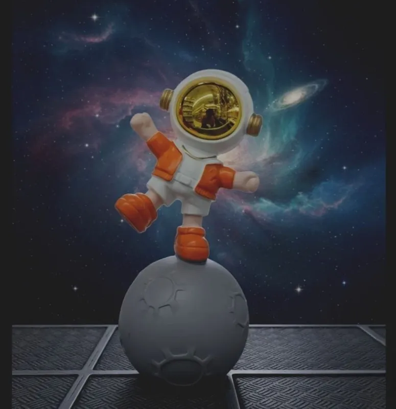 Статуэтка космонавт 5