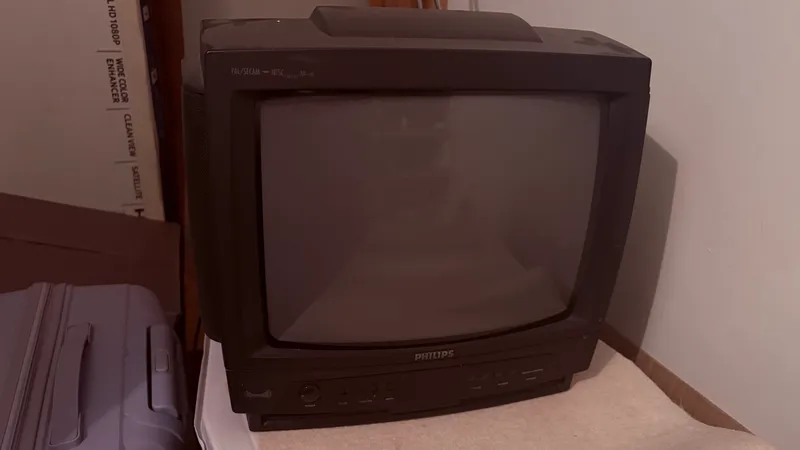 3 ta televizor 2 ta DVD 5 3 ta televizor 2 ta DVD 5
