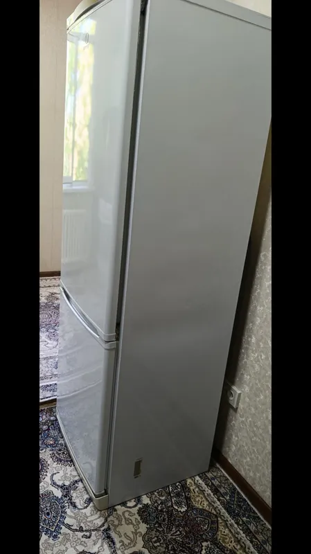 Xolodilnik Indesit 3 Xolodilnik Indesit 3