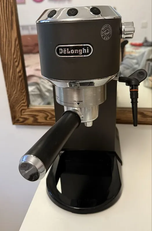 Рожковая кофеварка De’Longhi Dedica Style EC685.M.