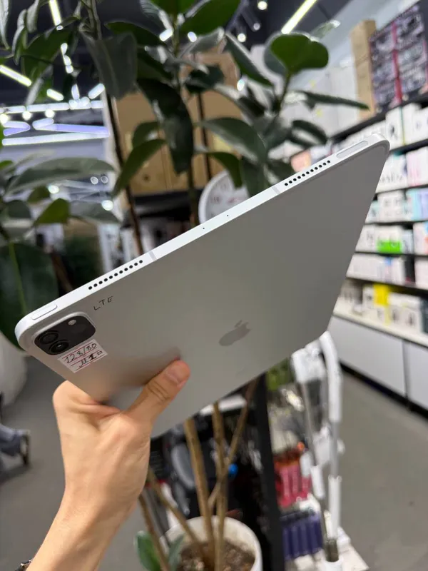 iPad Pro 12.9-inch M1 Sim karta 5