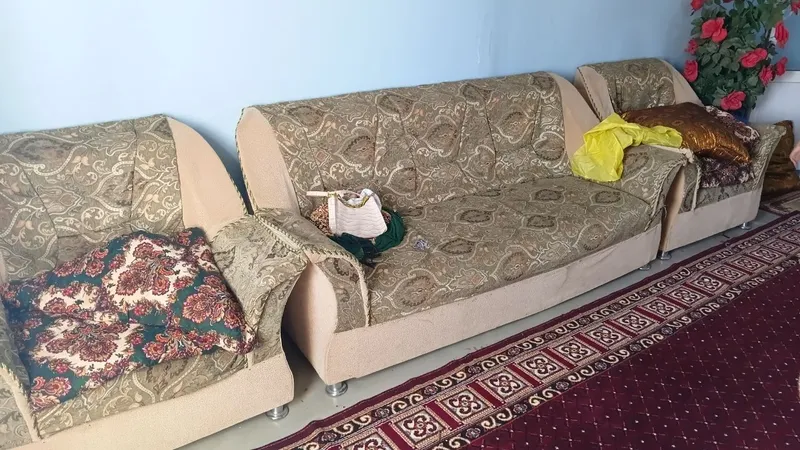 Devan kreslo sotiladi faaqat urtasidagi bor Devan kreslo sotiladi faaqat urtasidagi bor