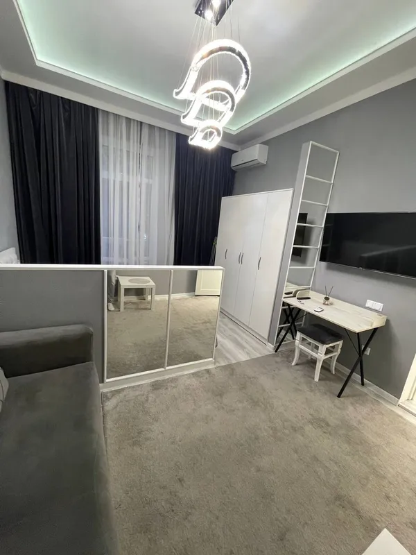 Студия 1-комнатная квартира, 30 м², 4/4, с ремонтом, высокие потолки — фото 3