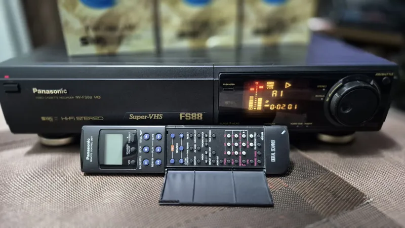 Супер видеомагнитофон Panasonic NV-FS88EG HI-FI Stereo SuperVHS 8 Супер видеомагнитофон Panasonic NV-FS88EG HI-FI Stereo SuperVHS 8