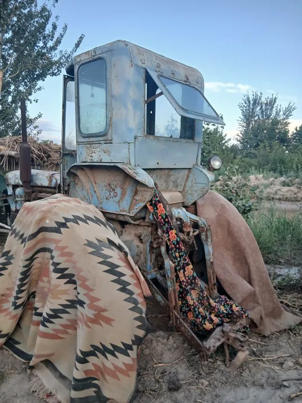 Traktor 28 pritsepi bilan 2