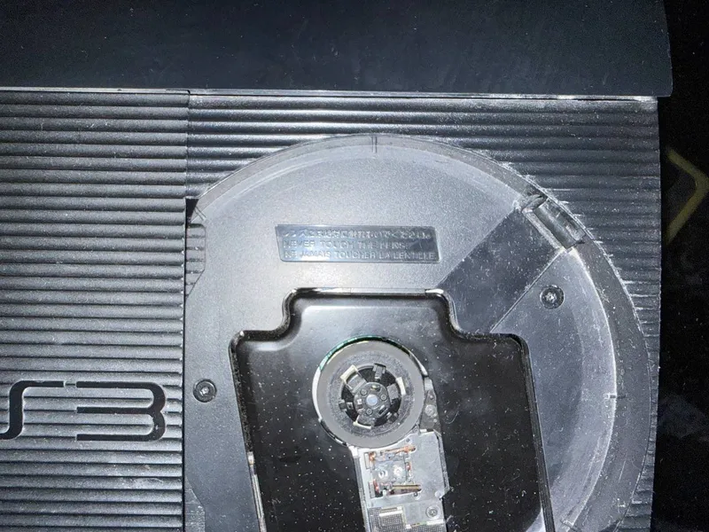 PlayStation 3 super slim — фото 3