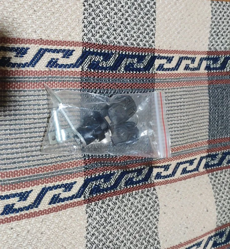 Продам крышку на бак. С ключом. 3 Продам крышку на бак. С ключом. 3