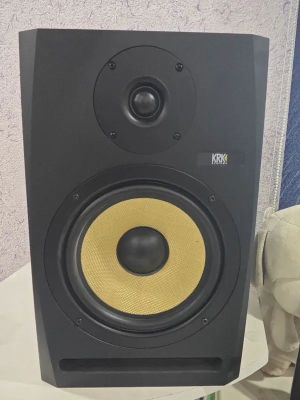 Studio jihozlari, krk 8, mikrofon, midi , naushnik,