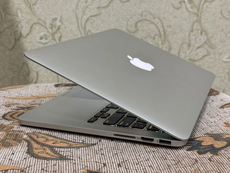 Apple MacBook Pro 13 inch Retina 2k 2 Apple MacBook Pro 13 inch Retina 2k 2