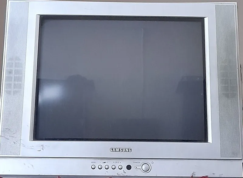 Televizor sotiladi.