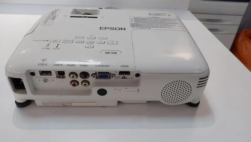Epson EB-S18 proyektori 2