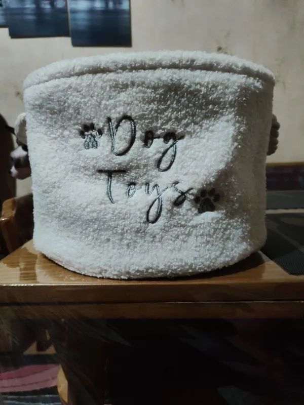 Продам новую, мохнатенькую корзину для собачьих игрушек и вещей.