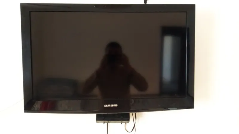 Телевизор оригинал Samsung бренд сотилади 32 дюмлик.