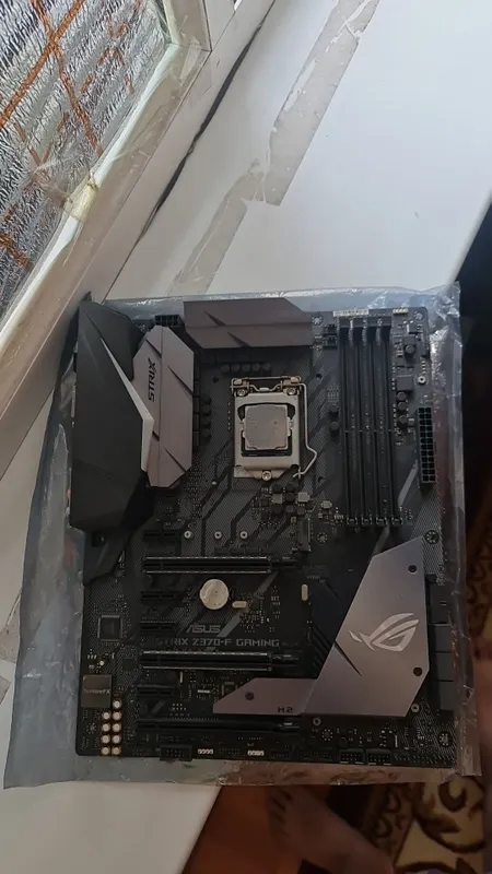 Asus z370 rog stirix + i3 9100f Asus z370 rog stirix + i3 9100f