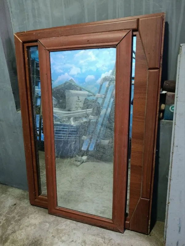 Mustahkam mebelniy oyna.