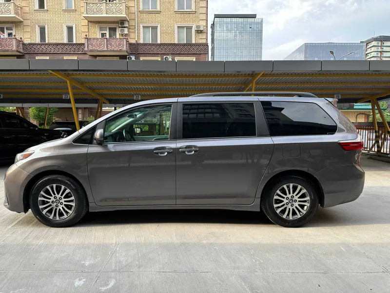 Toyota Sienna 2018 Срочная продажа — фото 1