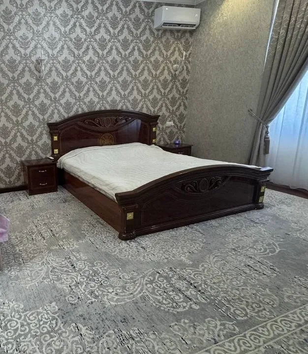 Кровать без матраса с двумя тумбочками, состояние отличное Кровать без матраса с двумя тумбочками, состояние отличное