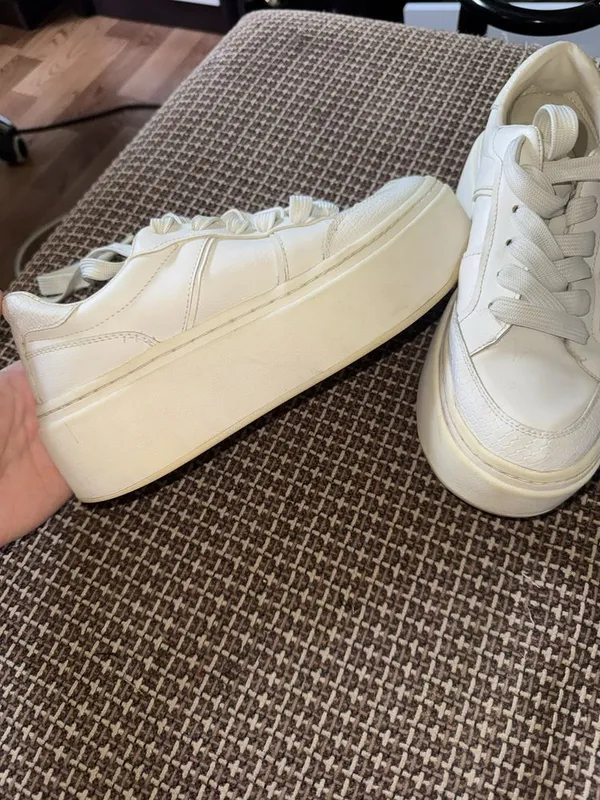 продаются кроссовки Zara 3