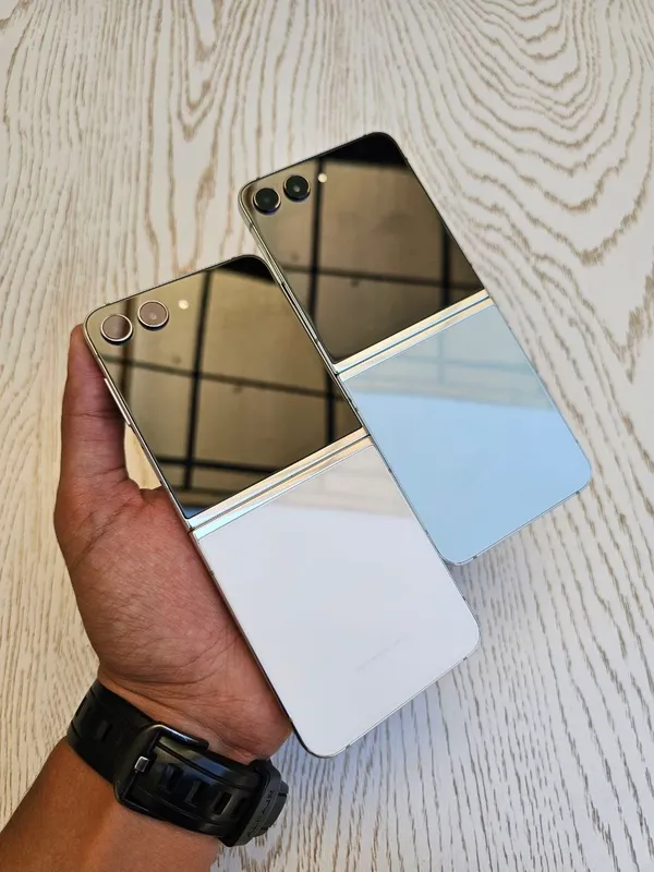Samsung Galaxy Z Flip 5 (5G) 1 Samsung Galaxy Z Flip 5 (5G) 1