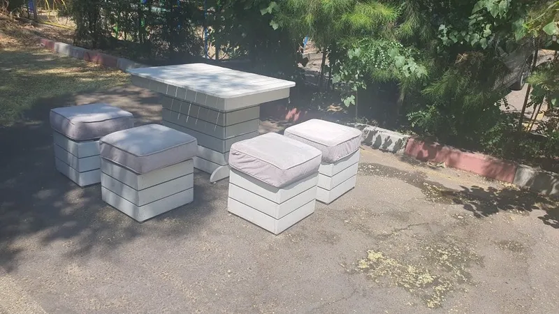 Продам готовый Комплект Стол и 4 табурета с мягким основание 1