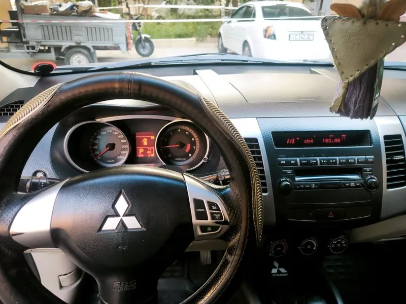 Прадам свое авто Mitsubishi Outlander 1