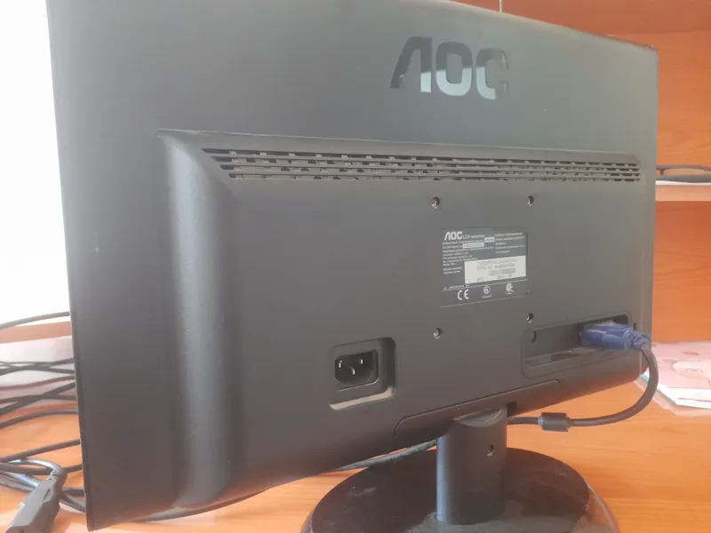 AOC N950Sw monitor 18.5" yaxshi holatda, kabeli bilan — фото 1
